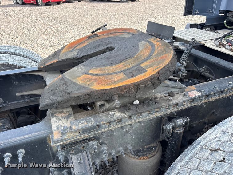 image for item YA1435 2020 Volvo VNL semi truck