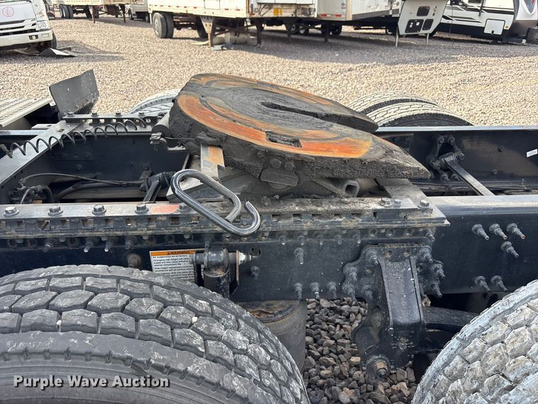 image for item YA1435 2020 Volvo VNL semi truck