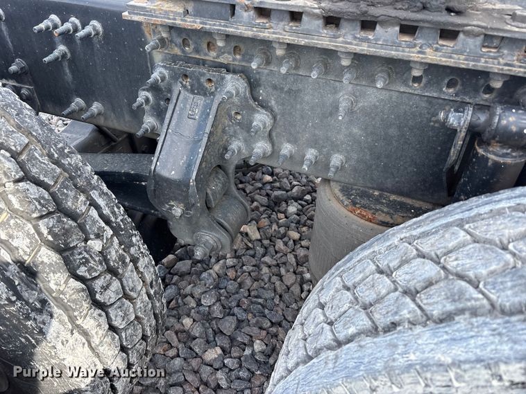image for item YA1435 2020 Volvo VNL semi truck