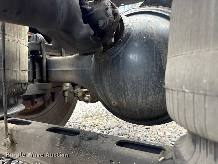 image for item YA1435 2020 Volvo VNL semi truck