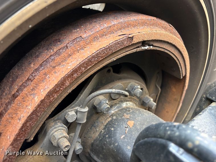 image for item YA1435 2020 Volvo VNL semi truck