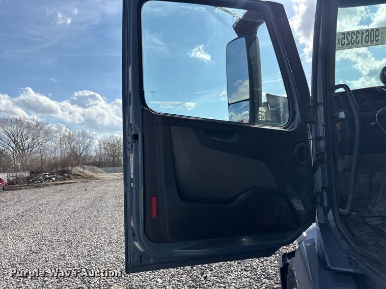 image for item YA1435 2020 Volvo VNL semi truck
