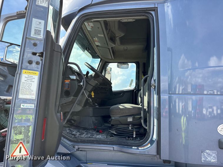 image for item YA1435 2020 Volvo VNL semi truck