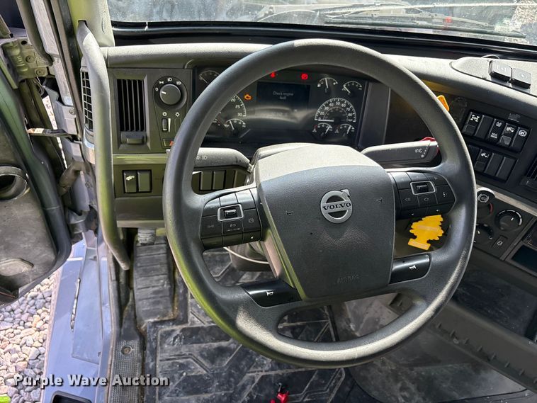 image for item YA1435 2020 Volvo VNL semi truck