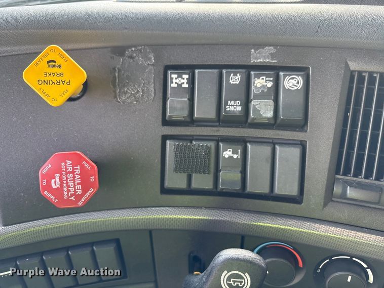 image for item YA1435 2020 Volvo VNL semi truck