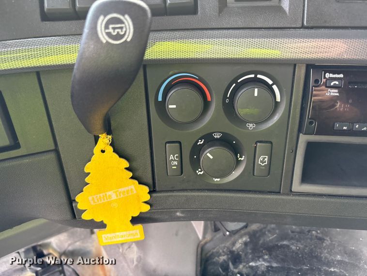 image for item YA1435 2020 Volvo VNL semi truck