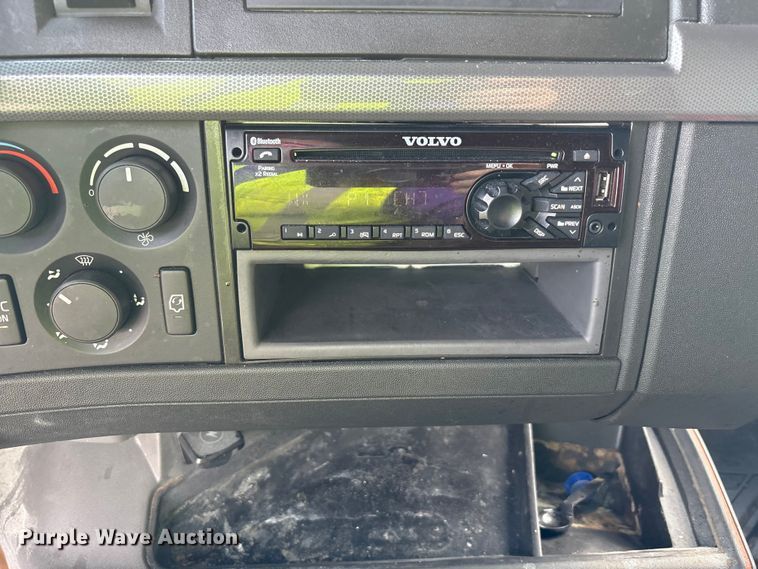 image for item YA1435 2020 Volvo VNL semi truck