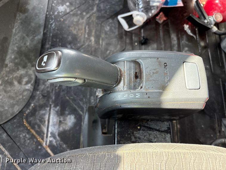 image for item YA1435 2020 Volvo VNL semi truck