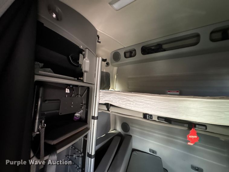 image for item YA1435 2020 Volvo VNL semi truck