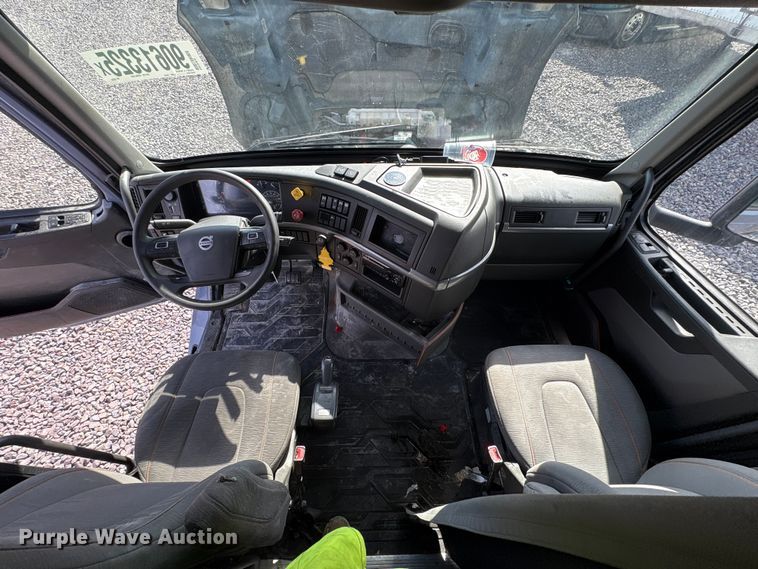 image for item YA1435 2020 Volvo VNL semi truck