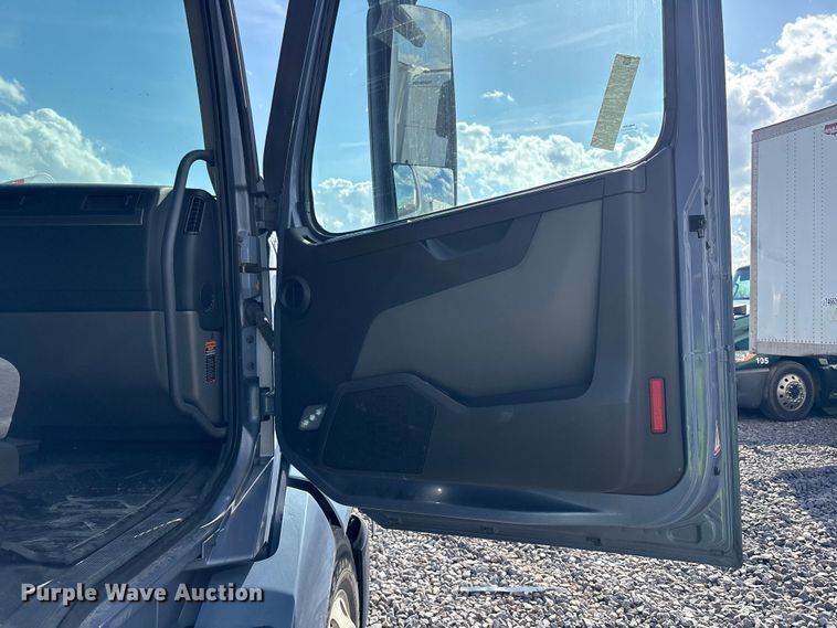 image for item YA1435 2020 Volvo VNL semi truck