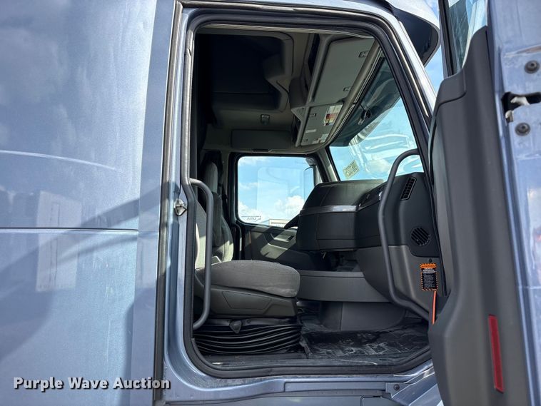 image for item YA1435 2020 Volvo VNL semi truck