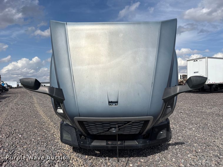 image for item YA1435 2020 Volvo VNL semi truck