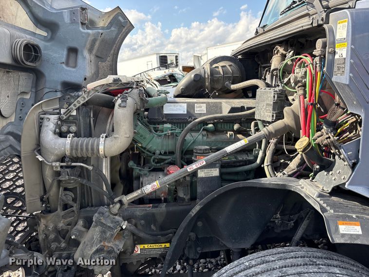 image for item YA1435 2020 Volvo VNL semi truck