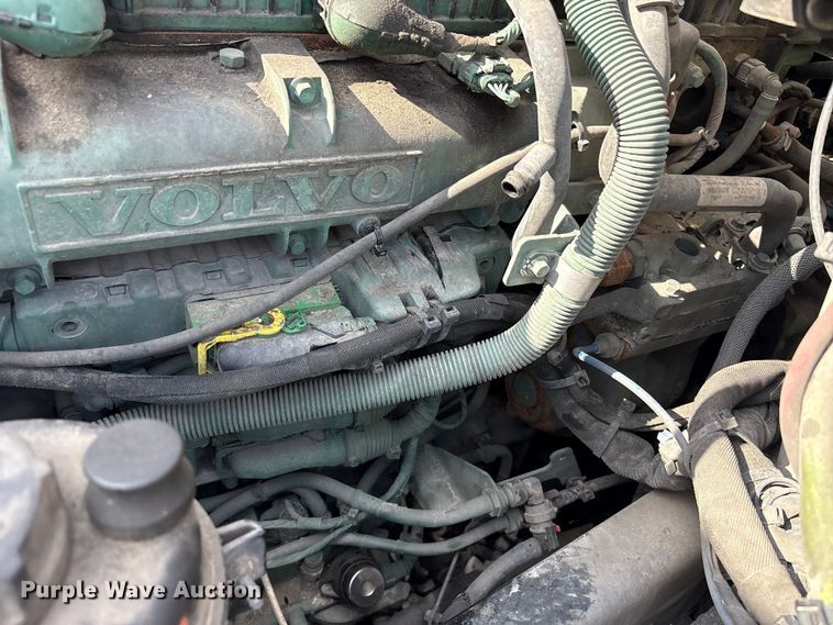 image for item YA1435 2020 Volvo VNL semi truck