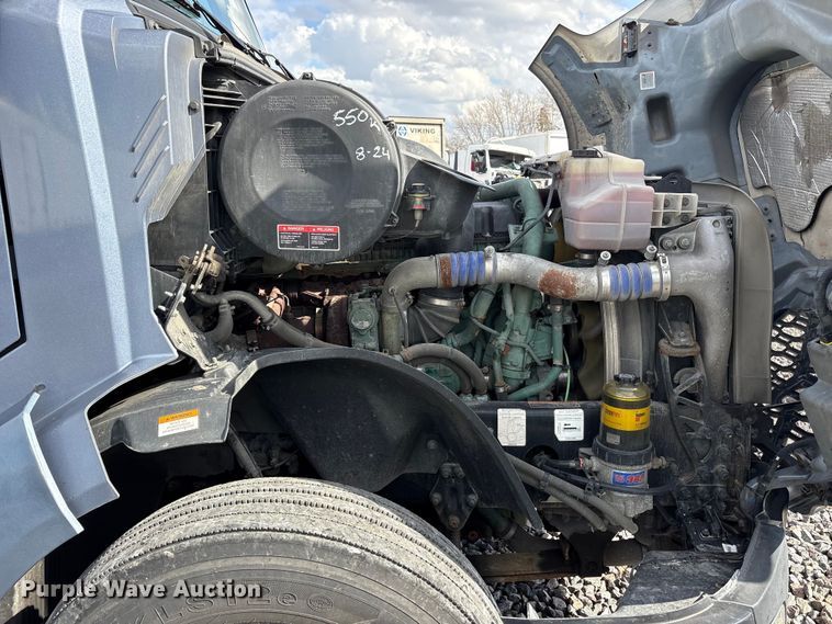 image for item YA1435 2020 Volvo VNL semi truck