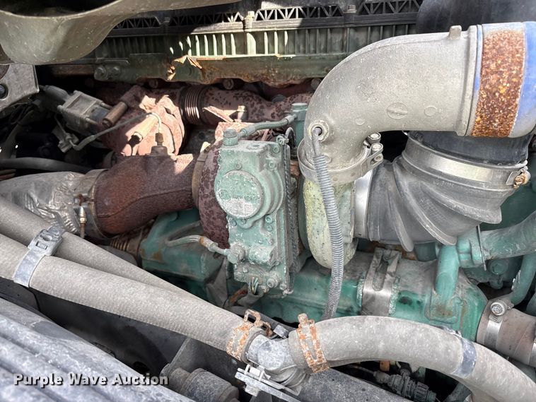 image for item YA1435 2020 Volvo VNL semi truck