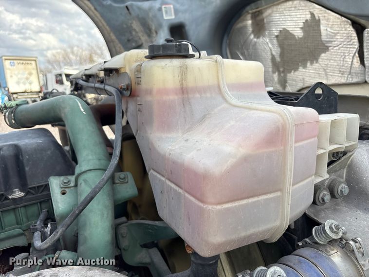 image for item YA1435 2020 Volvo VNL semi truck