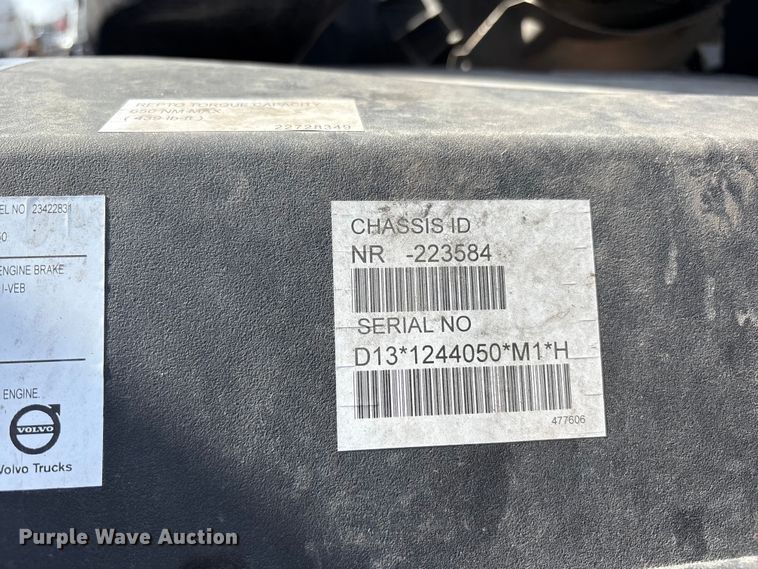 image for item YA1435 2020 Volvo VNL semi truck