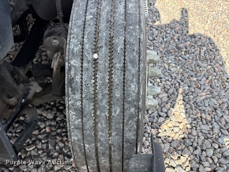 image for item YA1435 2020 Volvo VNL semi truck
