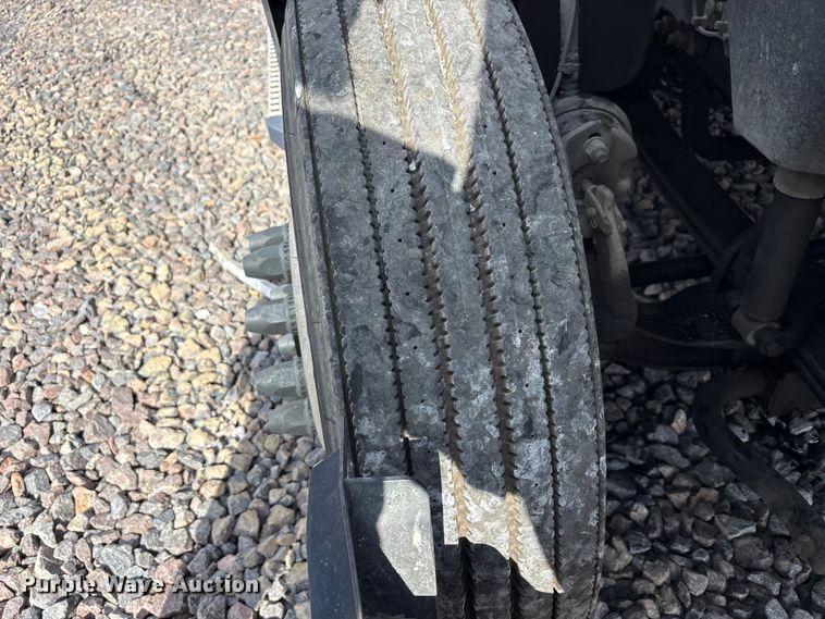 image for item YA1435 2020 Volvo VNL semi truck