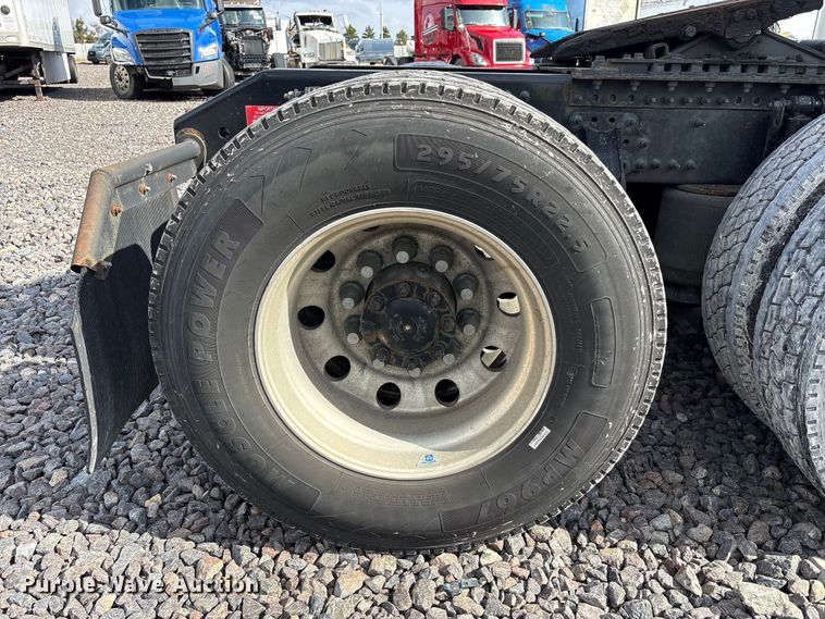 image for item YA1435 2020 Volvo VNL semi truck