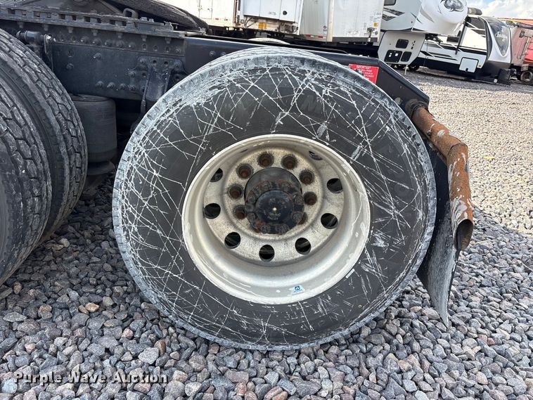 image for item YA1435 2020 Volvo VNL semi truck