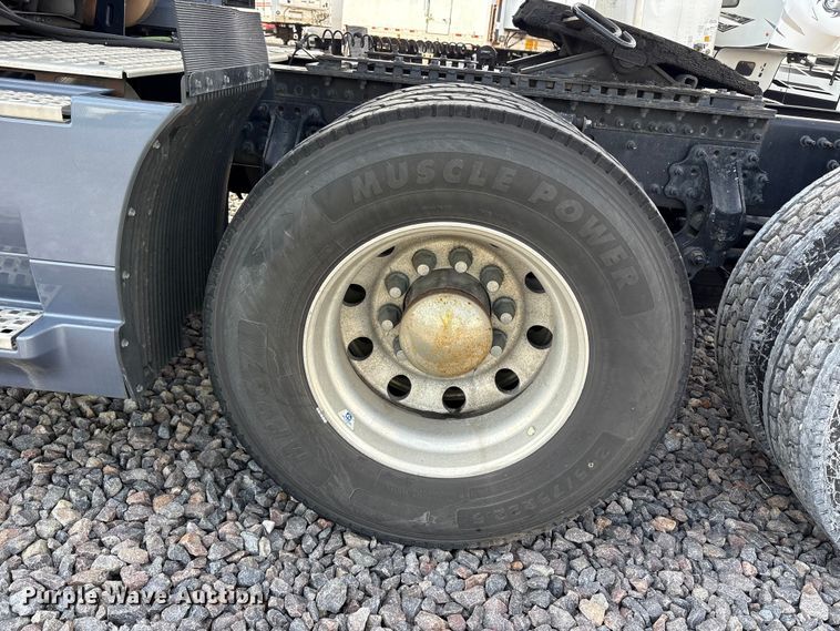image for item YA1435 2020 Volvo VNL semi truck