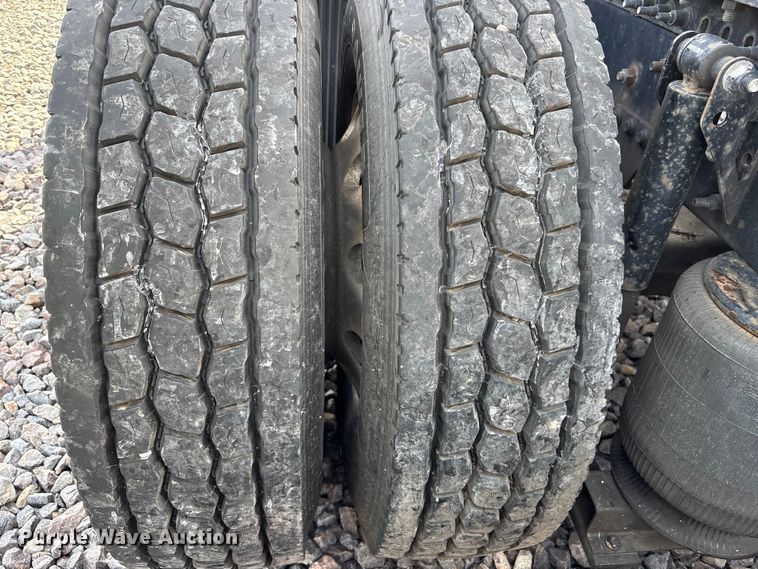 image for item YA1435 2020 Volvo VNL semi truck