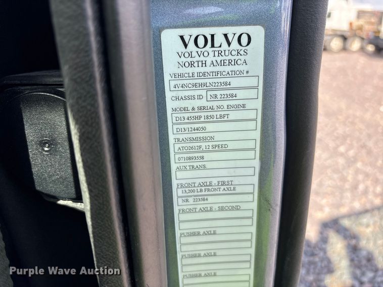 image for item YA1435 2020 Volvo VNL semi truck