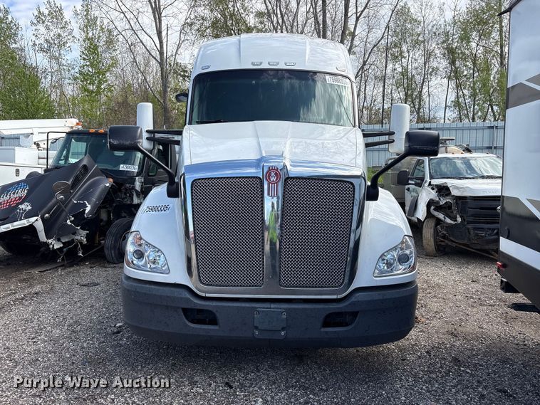 image for item YA2207 2020 Kenworth T680 semi truck