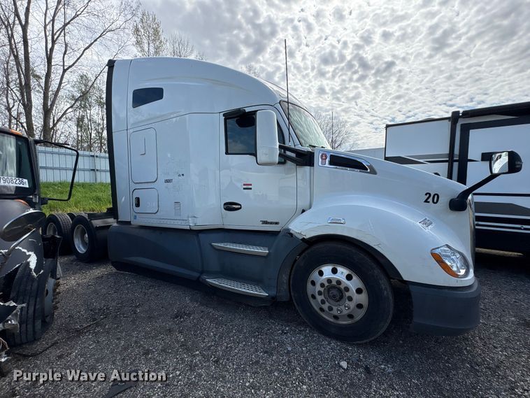 image for item YA2207 2020 Kenworth T680 semi truck