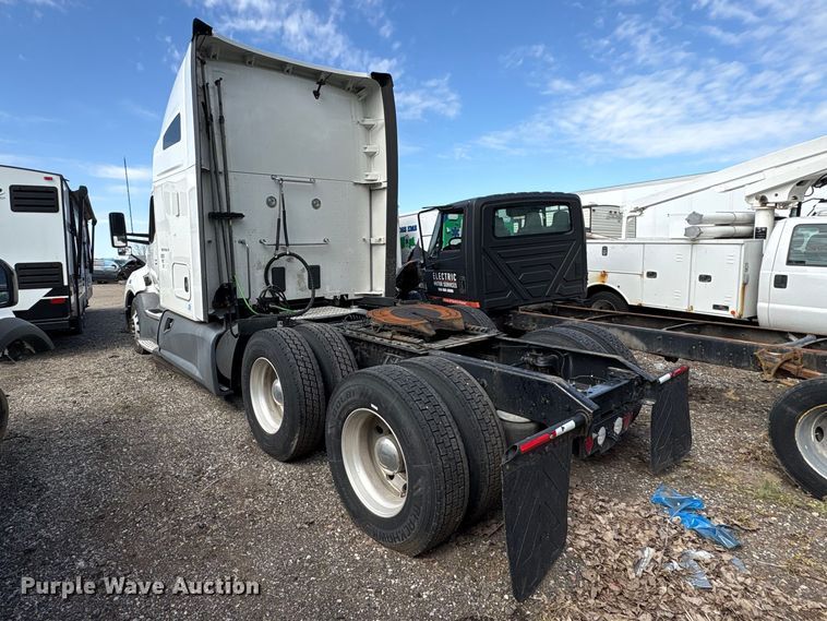 image for item YA2207 2020 Kenworth T680 semi truck