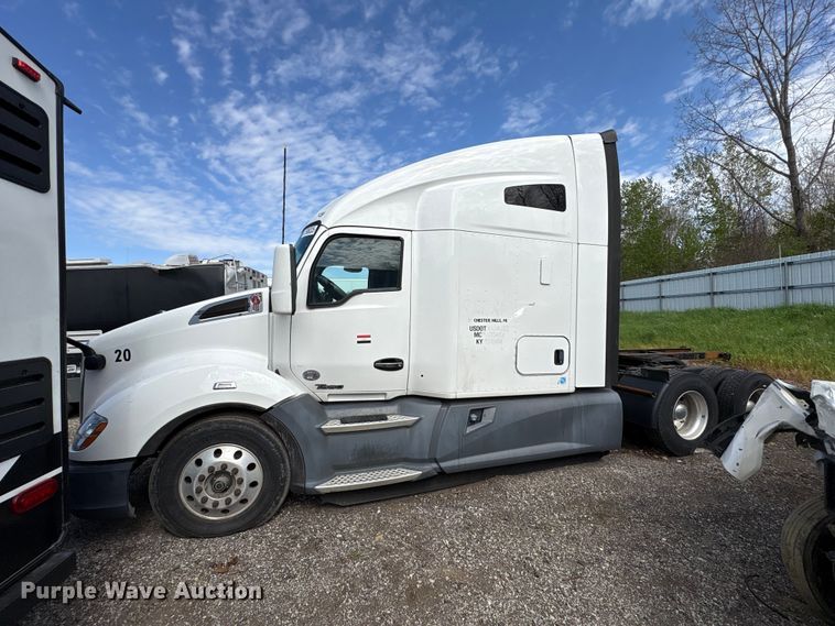 image for item YA2207 2020 Kenworth T680 semi truck