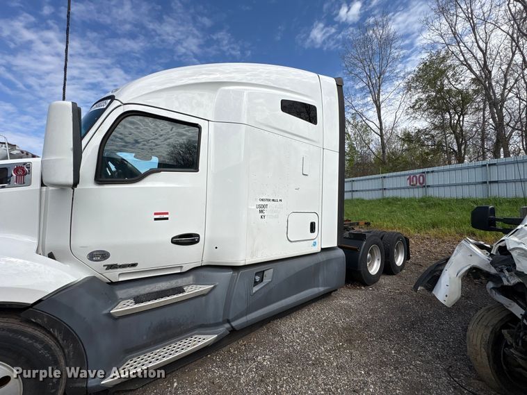 image for item YA2207 2020 Kenworth T680 semi truck