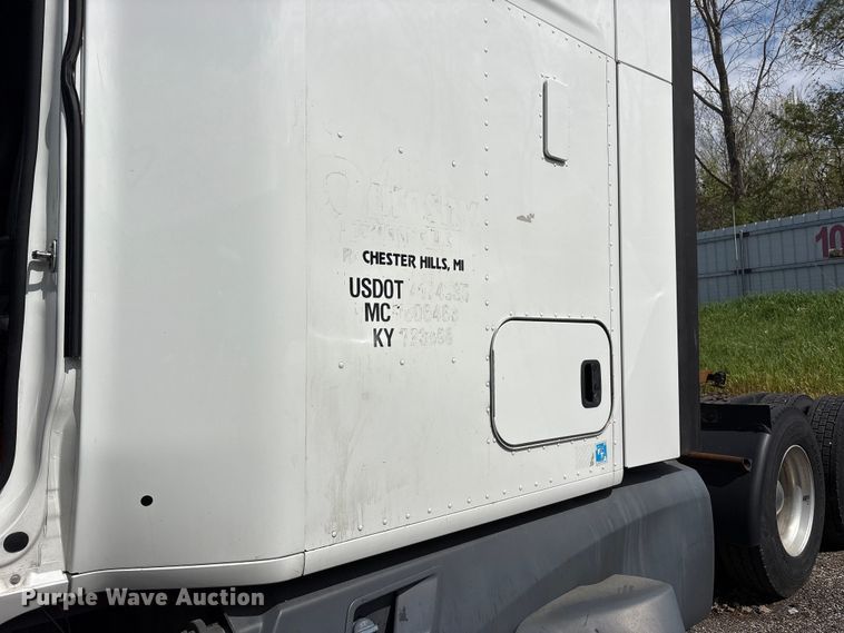 image for item YA2207 2020 Kenworth T680 semi truck