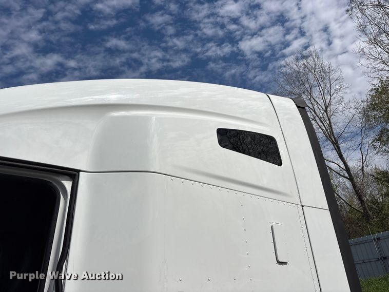 image for item YA2207 2020 Kenworth T680 semi truck