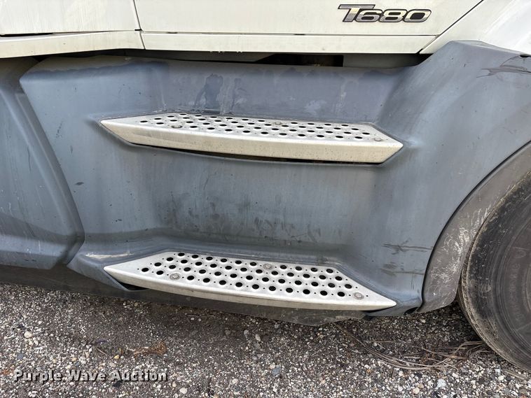 image for item YA2207 2020 Kenworth T680 semi truck