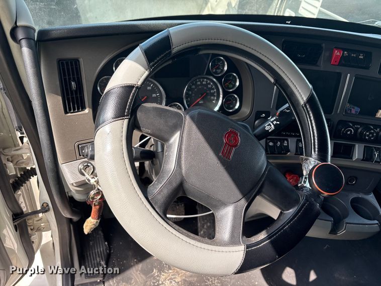 image for item YA2207 2020 Kenworth T680 semi truck
