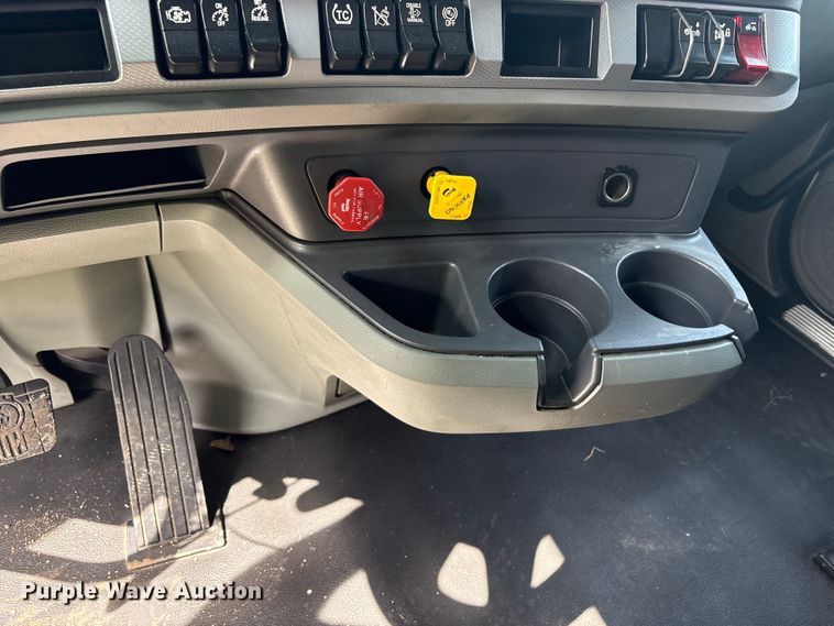 image for item YA2207 2020 Kenworth T680 semi truck