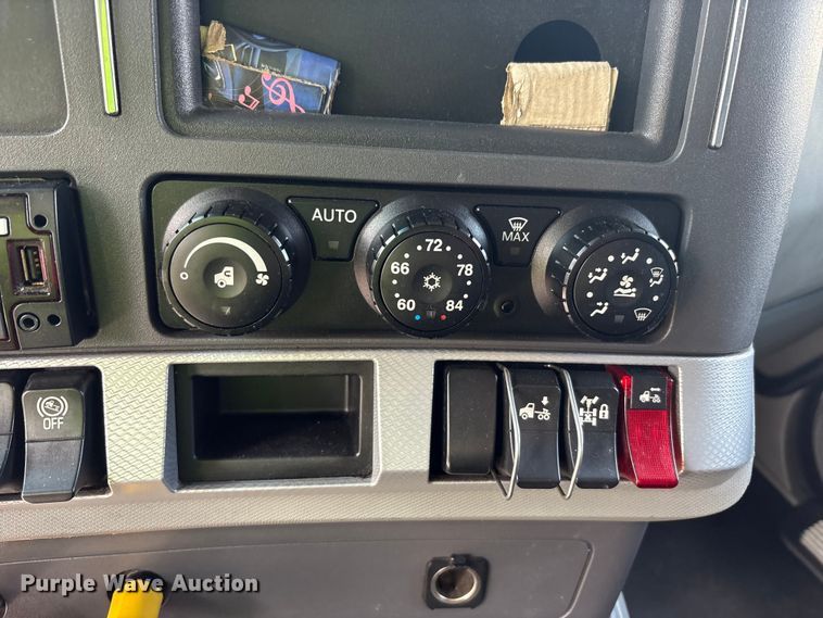 image for item YA2207 2020 Kenworth T680 semi truck