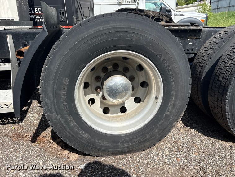 image for item YA2207 2020 Kenworth T680 semi truck