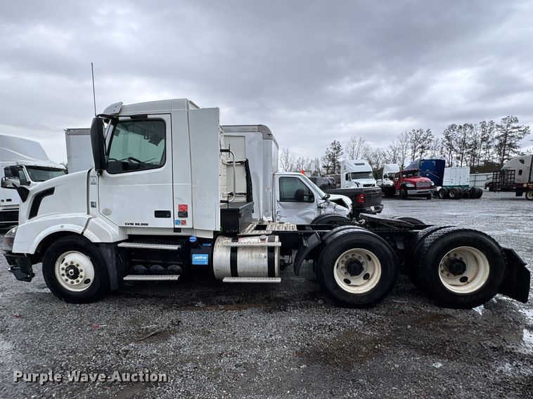 image for item YA2441 2017 Volvo VNL semi truck