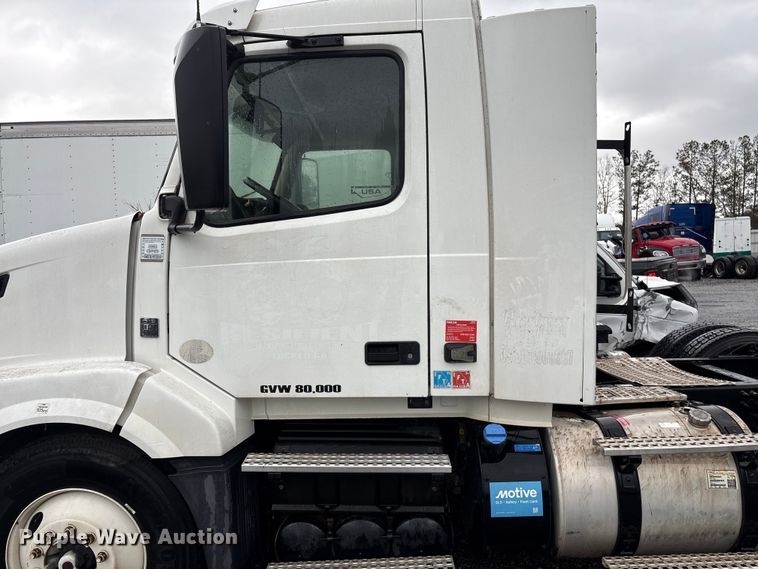 image for item YA2441 2017 Volvo VNL semi truck