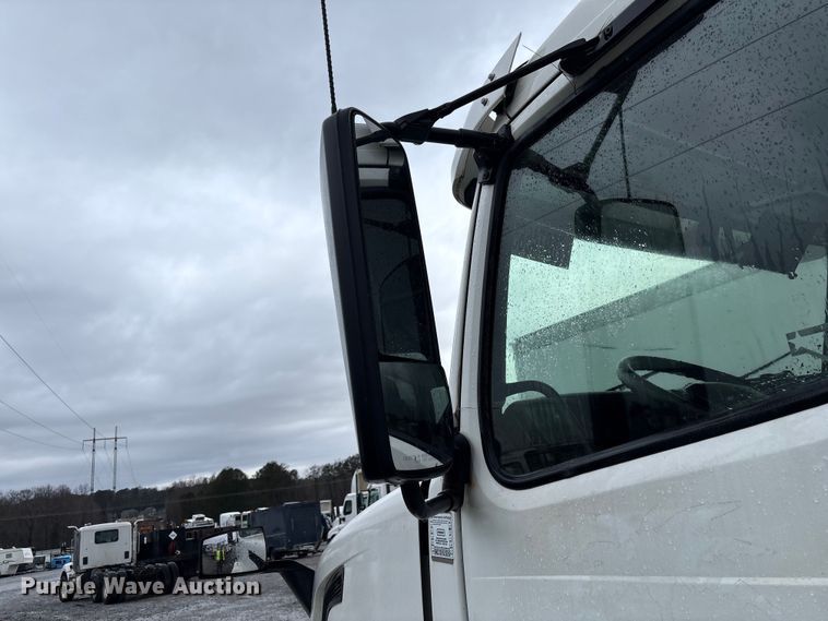 image for item YA2441 2017 Volvo VNL semi truck