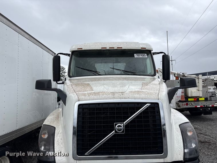 image for item YA2441 2017 Volvo VNL semi truck