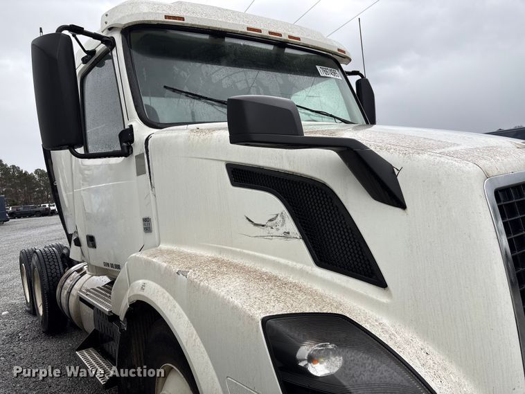 image for item YA2441 2017 Volvo VNL semi truck