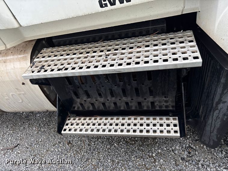 image for item YA2441 2017 Volvo VNL semi truck