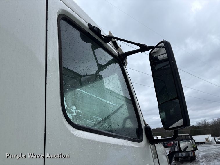 image for item YA2441 2017 Volvo VNL semi truck