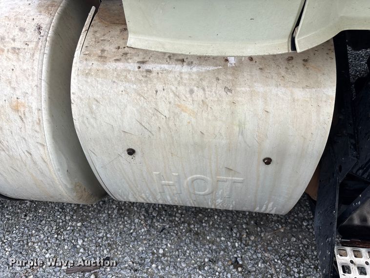image for item YA2441 2017 Volvo VNL semi truck